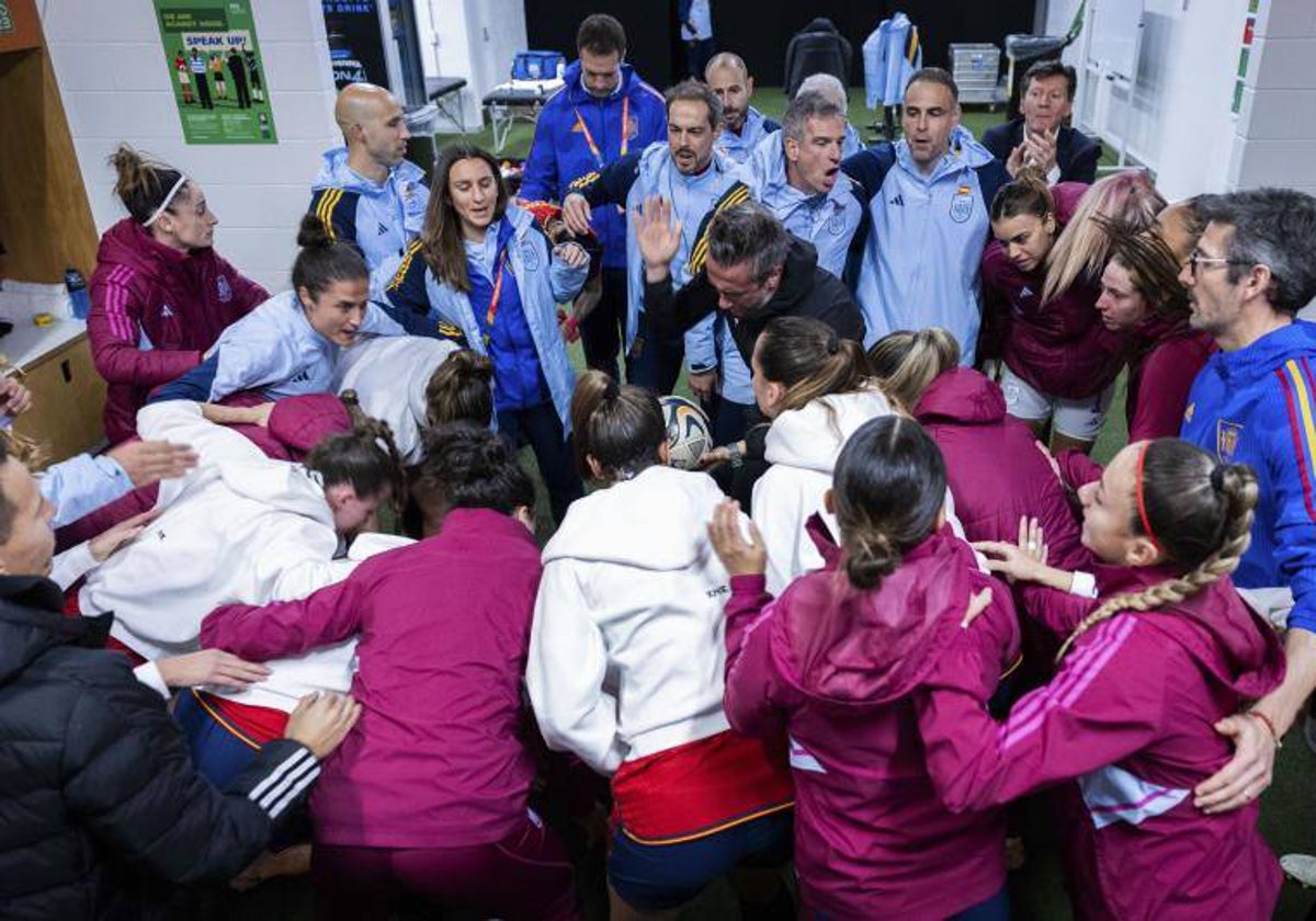 El corro de la selección en el vestuario