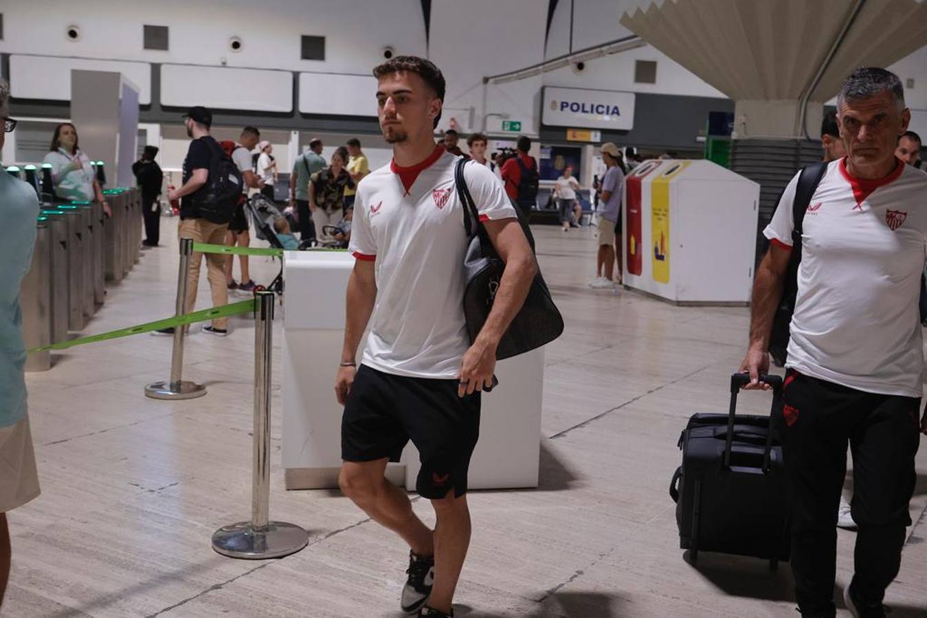 La expedición sevillista parte desde el aeropuerto de San Pablo hacia una nueva final europea
