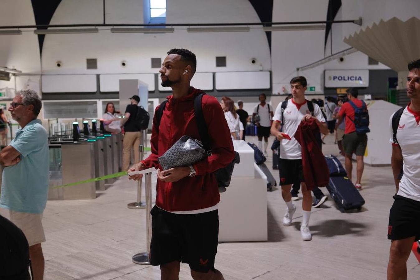 La expedición sevillista parte desde el aeropuerto de San Pablo hacia una nueva final europea