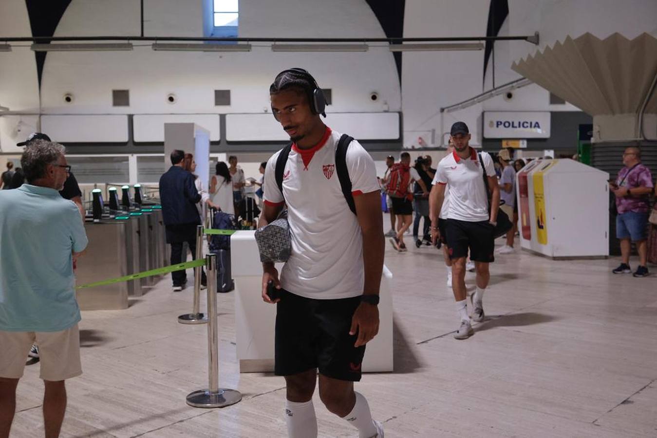 La expedición sevillista parte desde el aeropuerto de San Pablo hacia una nueva final europea
