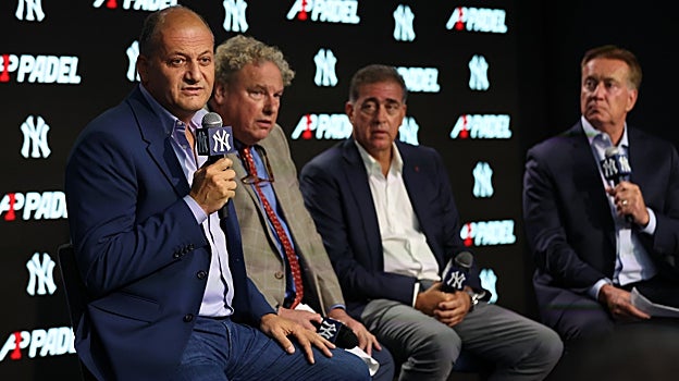 Pastor, junto a Randy Levine