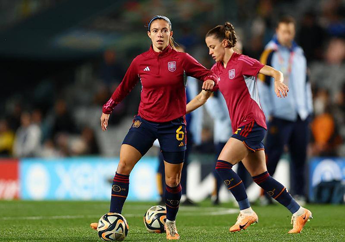 Aitana y Ona , en el calentamiento de la semifinal del Mundial