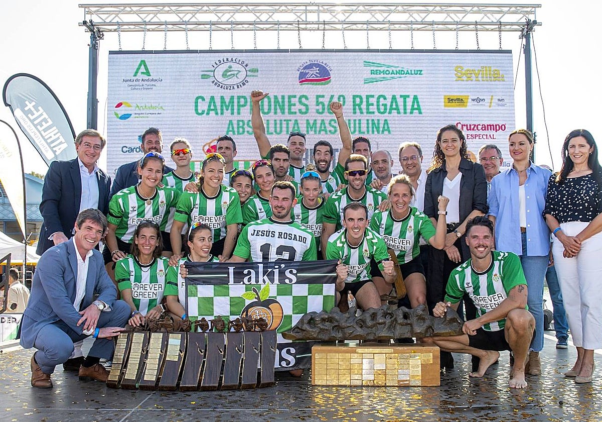 Los equipos absolutos femenino y masculino del Betis, celebrando la victoria en la Regata de 2022