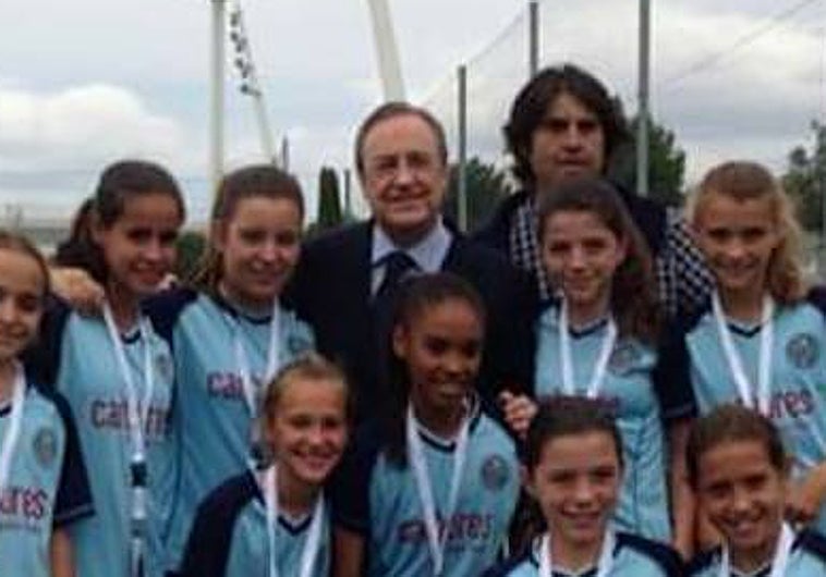 Salma, posando debajo de Florentino Pérez