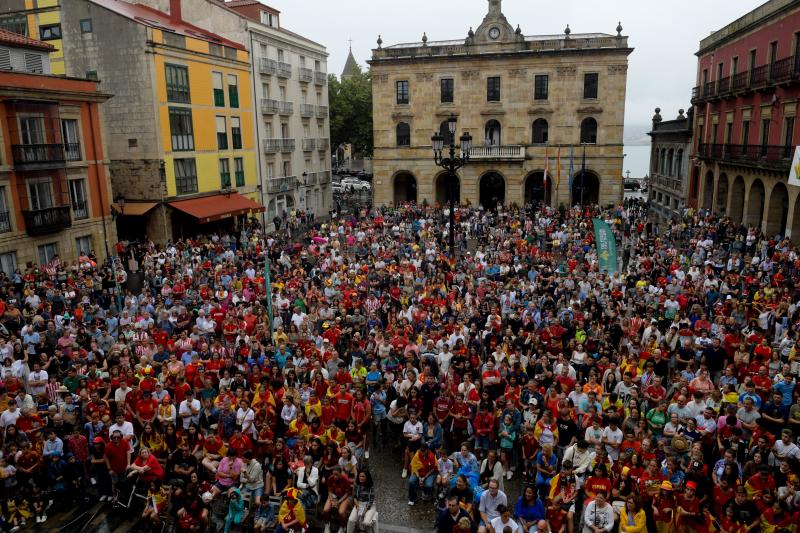 La plaza Mayor de Gijón se ha llenado para seguir la final