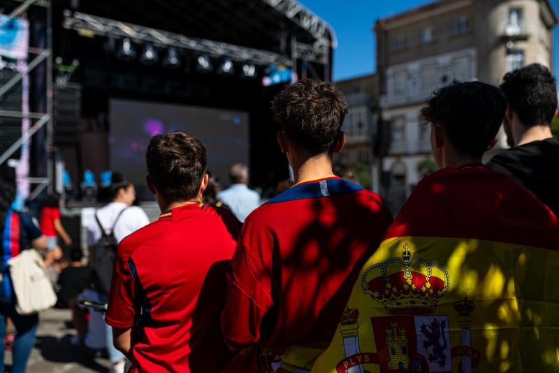 En Pontevedra, cientos de aficionados han visto la retransmisión de la final  en la plaza de la Herrería