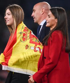 Imagen secundaria 2 - La Reina Letizia, una más de la selección en la celebración tras la victoria ante Inglaterra en el Mundial