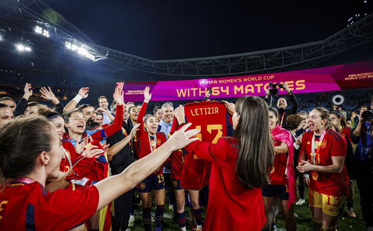 Imagen principal - La Reina Letizia, una más de la selección en la celebración tras la victoria ante Inglaterra en el Mundial