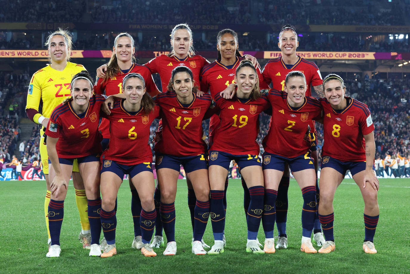 Los jugadores de España posan para una foto de grupo antes del partido