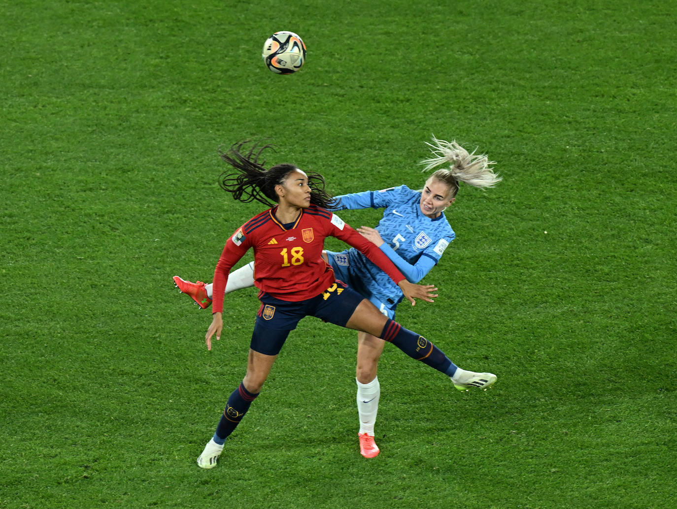 La inglesa Alex Greenwood en acción con la española Salma Paralluelo