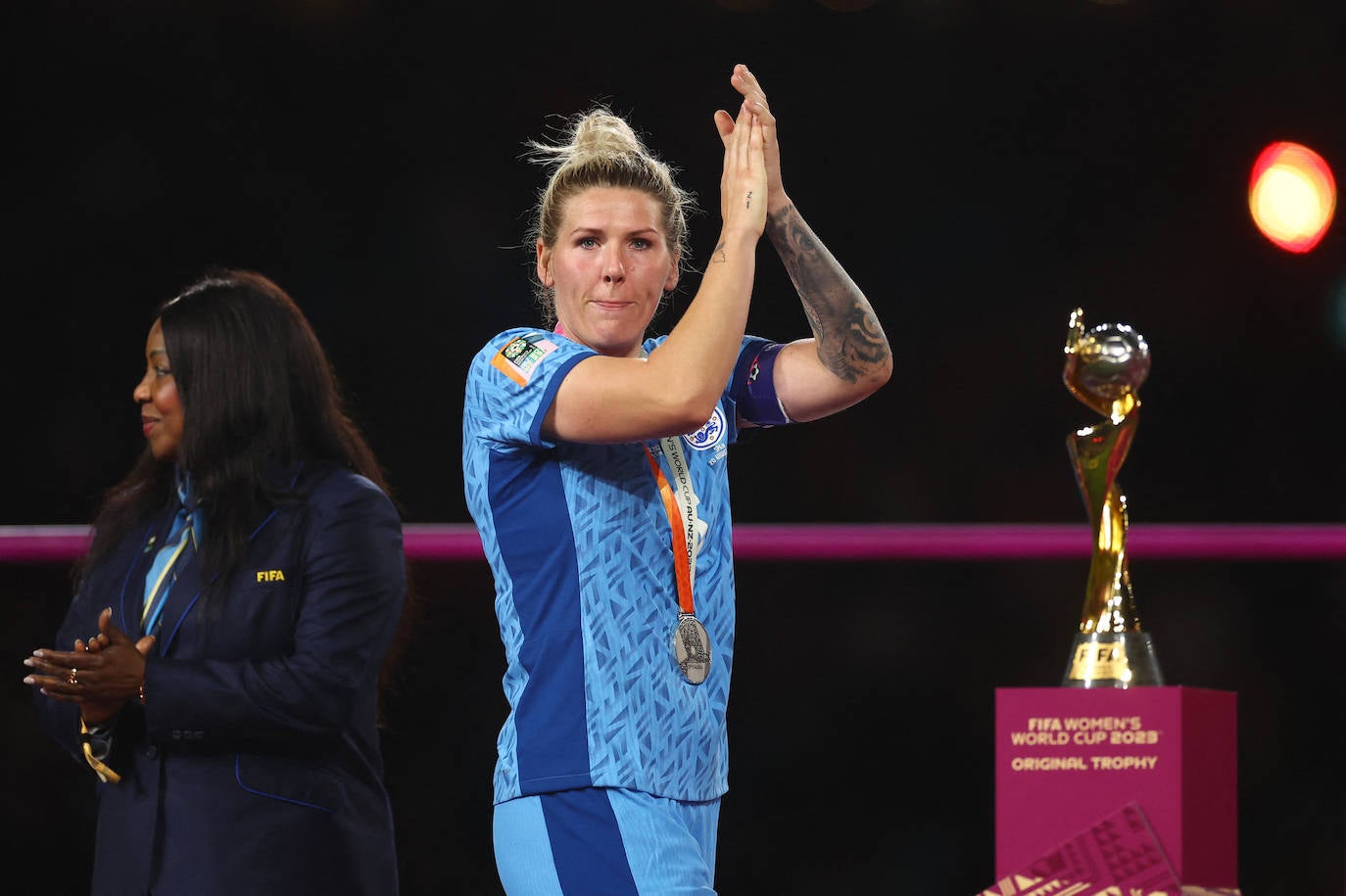 La inglesa Millie Bright felicita a la selección femenina tras ser ganadoras del partido final