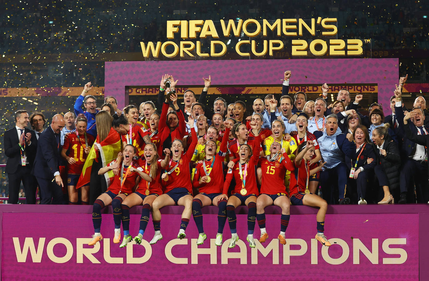 La selección de España celebran con el trofeo tras ganar el Mundial femenino