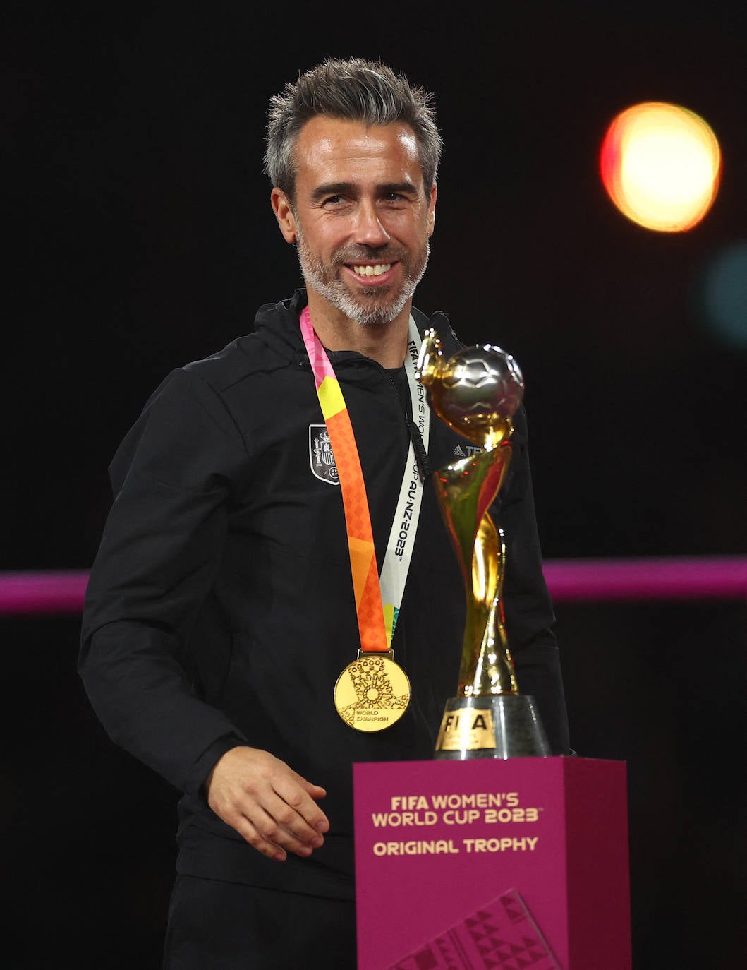 El entrenador español Jorge Vilda celebra con el trofeo tras ganar la Copa del Mundo