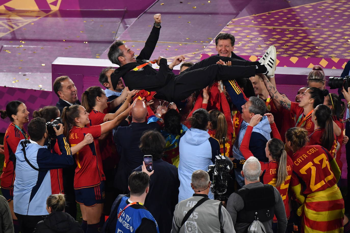 Las jugadoras de España celebran con el entrenador Jorge Vilda tras ganar el partido de fútbol de la final de la Copa Mundial Femenina de la FIFA 2023