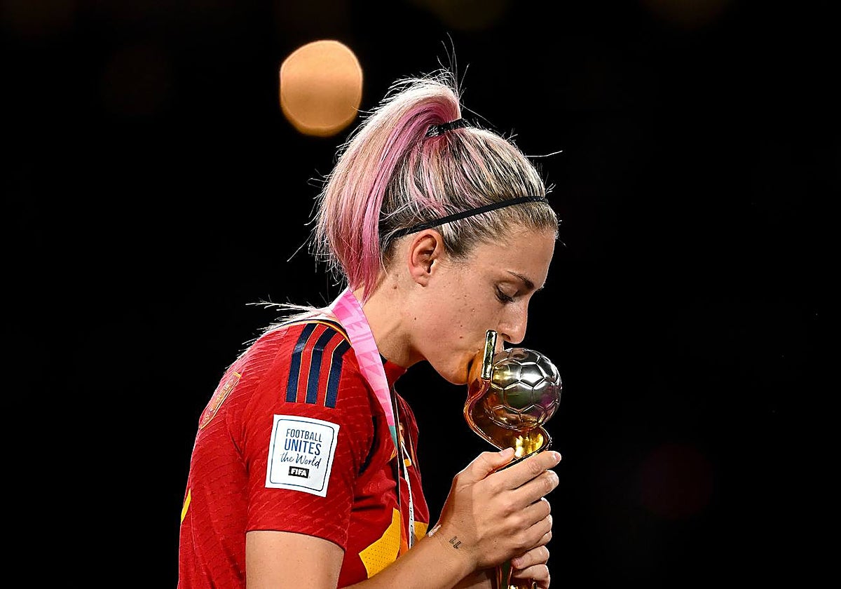 Alexia besa la Copa del Mundo