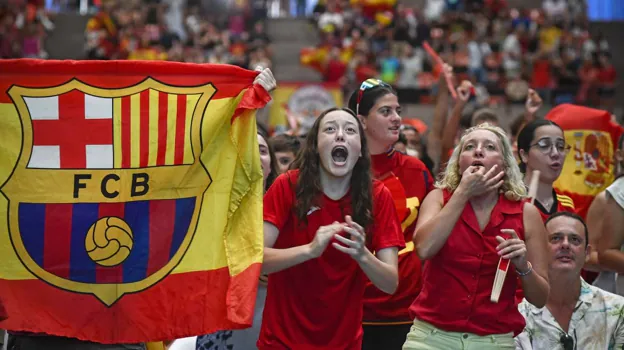 Aficionados en Barcelona siguiendo el partido de la selección