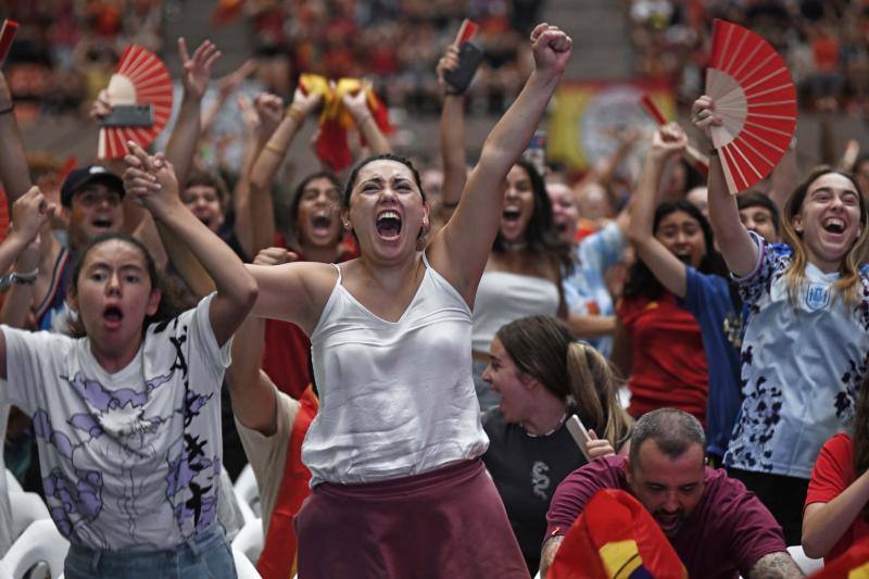 Los aficionados, en el momento en que Olga Carmona ha marcado el primer gol del partido