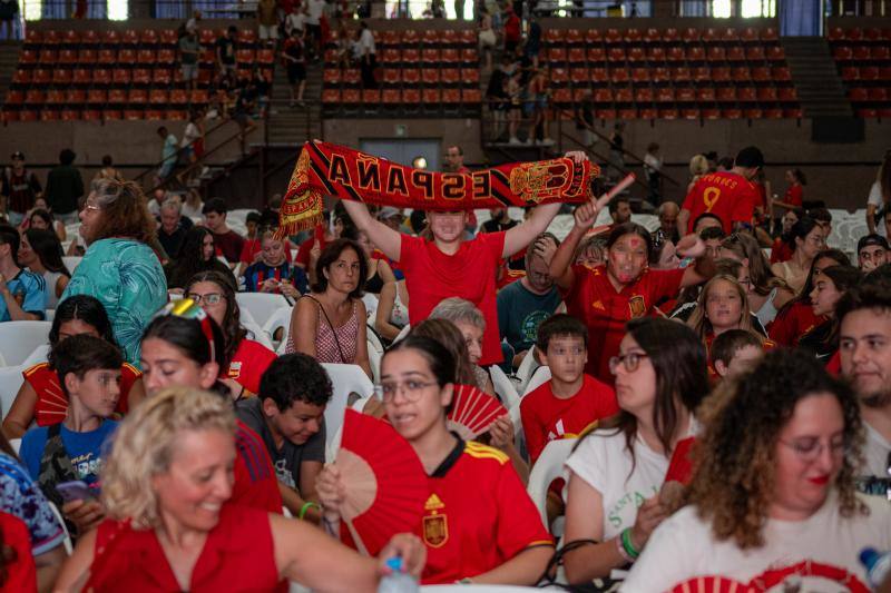 Los seguidores de Barcelona de la selección llevaban muchas banderas y camietas del equipo nacional
