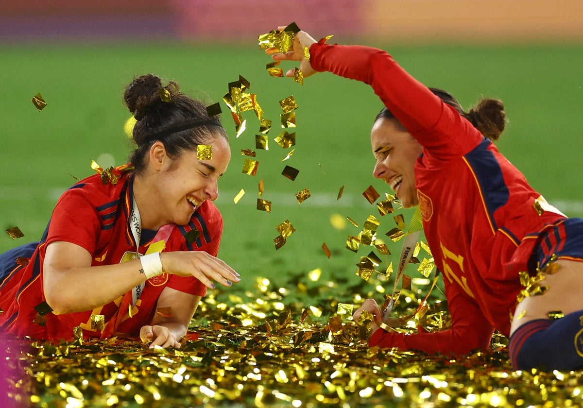 Oihane Hernandez y Claudia Zornoza, felices tras la conquista del Mundial