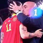 Rubiales responde a las críticas por el beso a Jenni Hermoso: «No estamos para gilipolleces»