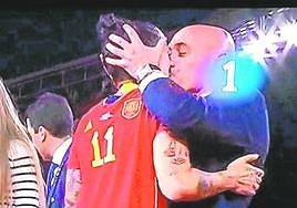 Luis Rubiales pide perdón por el beso a Jenni Hermoso: «Seguramente me he equivocado»