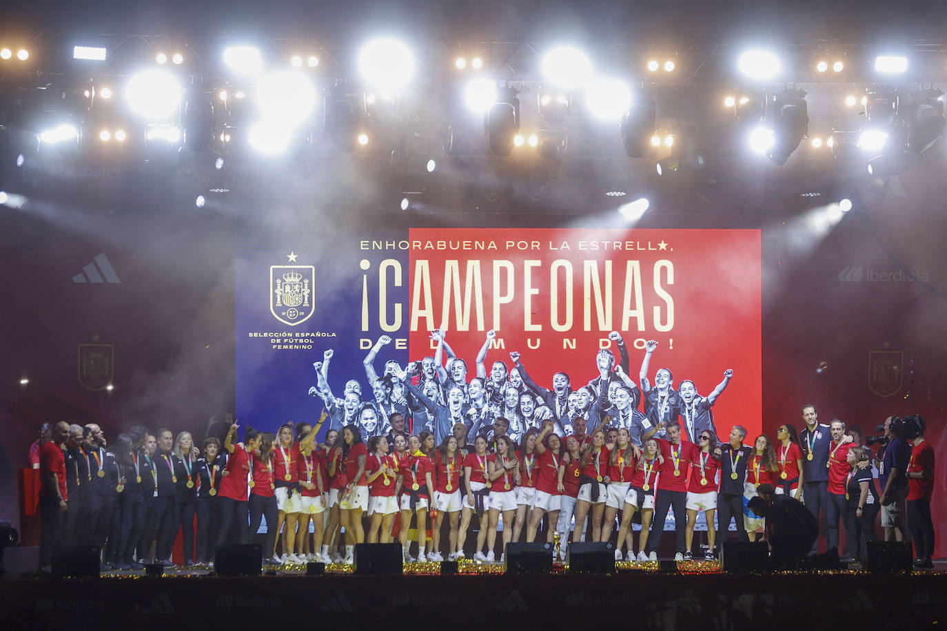 Las jugadoras celebran junto a la afición