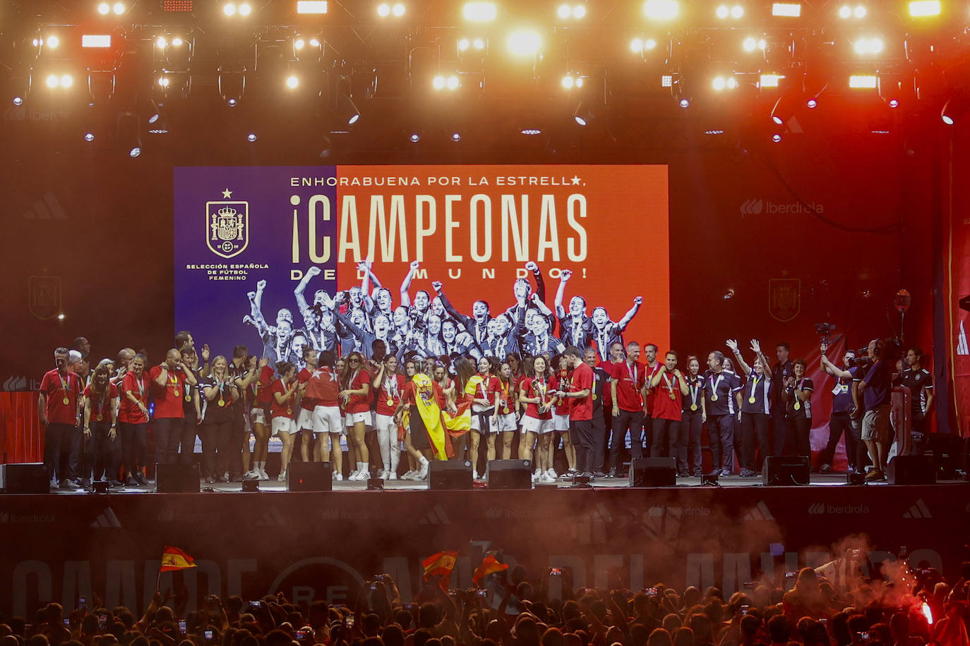 Las jugadoras durante la celebración con la afición este lunes en la explanada Puente del Rey, en Madrid Río