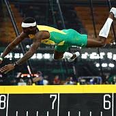 El jamaicano Mcleod se resbala e inventa el salto de longitud más surrealista: 'a lo Superman'