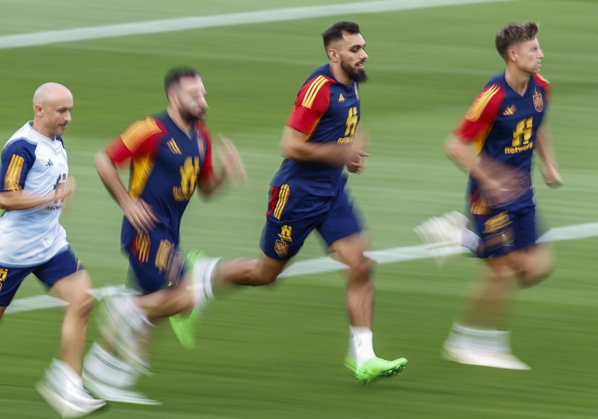 Borja Iglesias, en un entrenamiento con la selección española