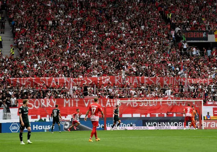 Pancarta contra Rubiales y Rummenigge (que lo apoyó) en el Werder Bremen-Friburgo