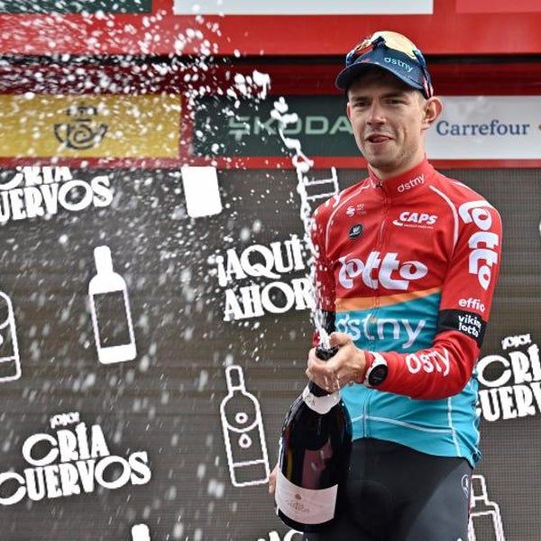 Kron se lleva una etapa enrarecida por la lluvia, las caídas y las chinchetas