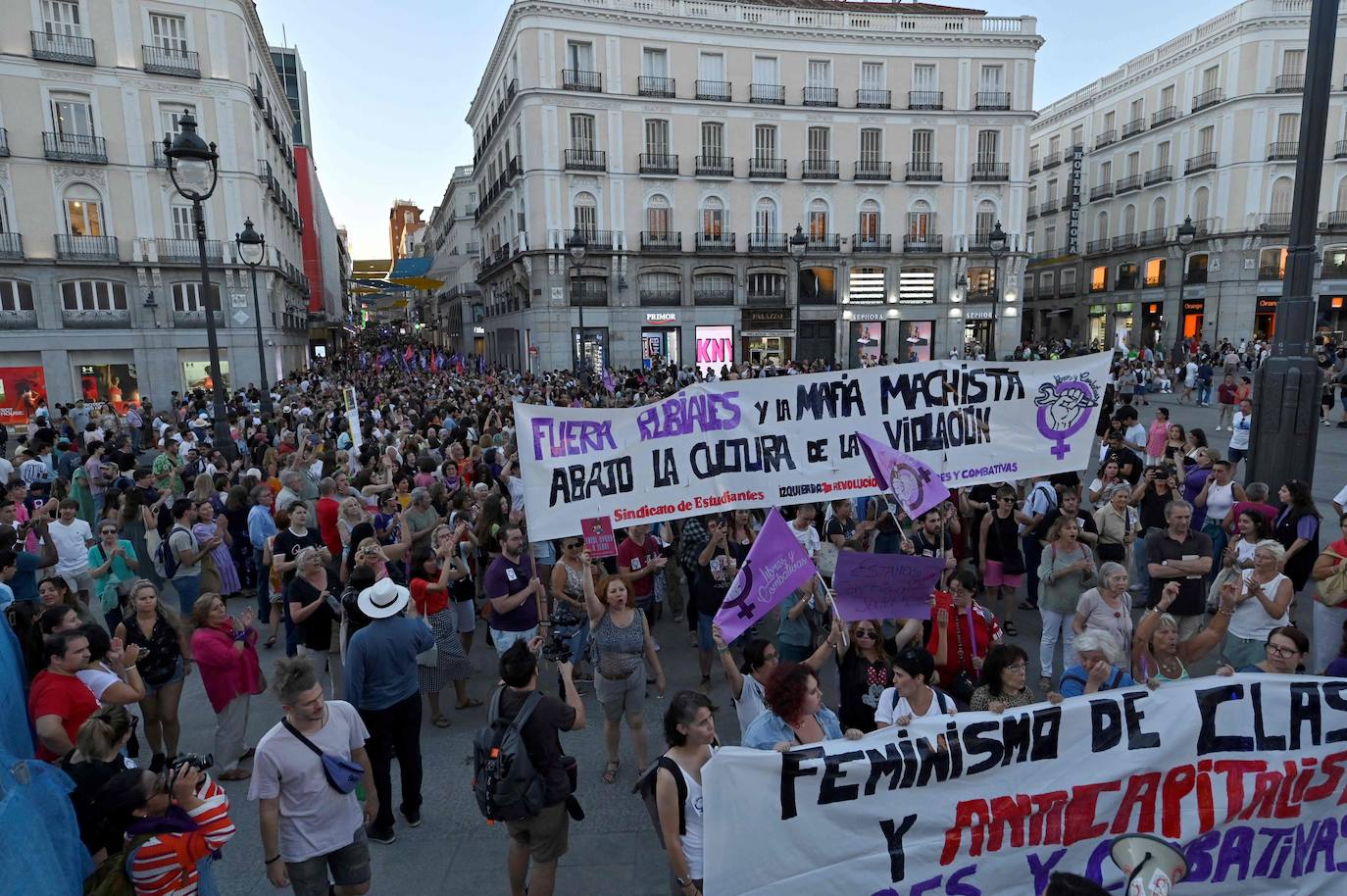 Alrededor de 800 personas se han manifestado este lunes en Madrid en apoyo a la jugadora Jenni Hermoso