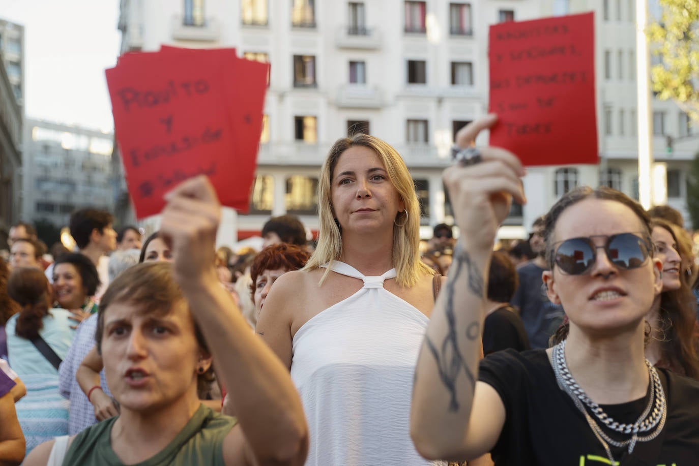 La concejala del Partido Socialista Obrero Español en Madrid y portavoz del Grupo municipal, Mar Espinar (c), participa en una manifestación en apoyo a las jugadoras de la Selección española de fútbol, en concreto a Jenni Hermoso
