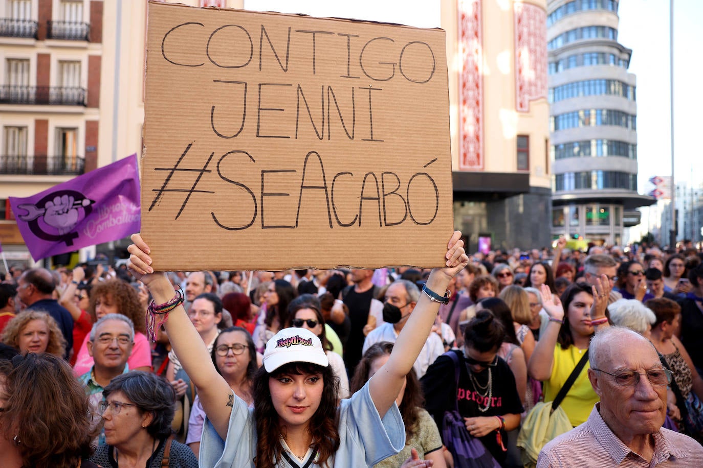 Concentración en apoyo a la selección femenina con carteles «Contigo Jenni #SeAcabó»