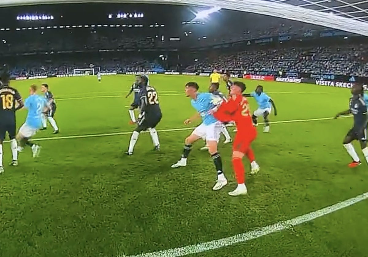 El agarrón de Larsen a Kepa por el que fue anulado el 1-0 del Celta ante el Real Madrid