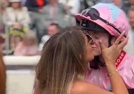 Las redes viralizan el beso de la dueña de un caballo a su 'jockey' en plena polémica con Rubiales