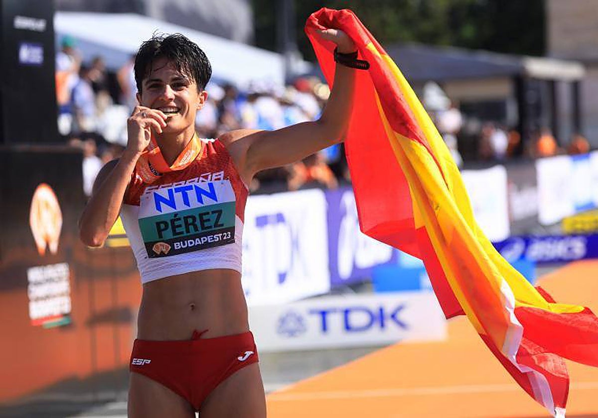 María Pérez celebra uno de sus oros en Budapest