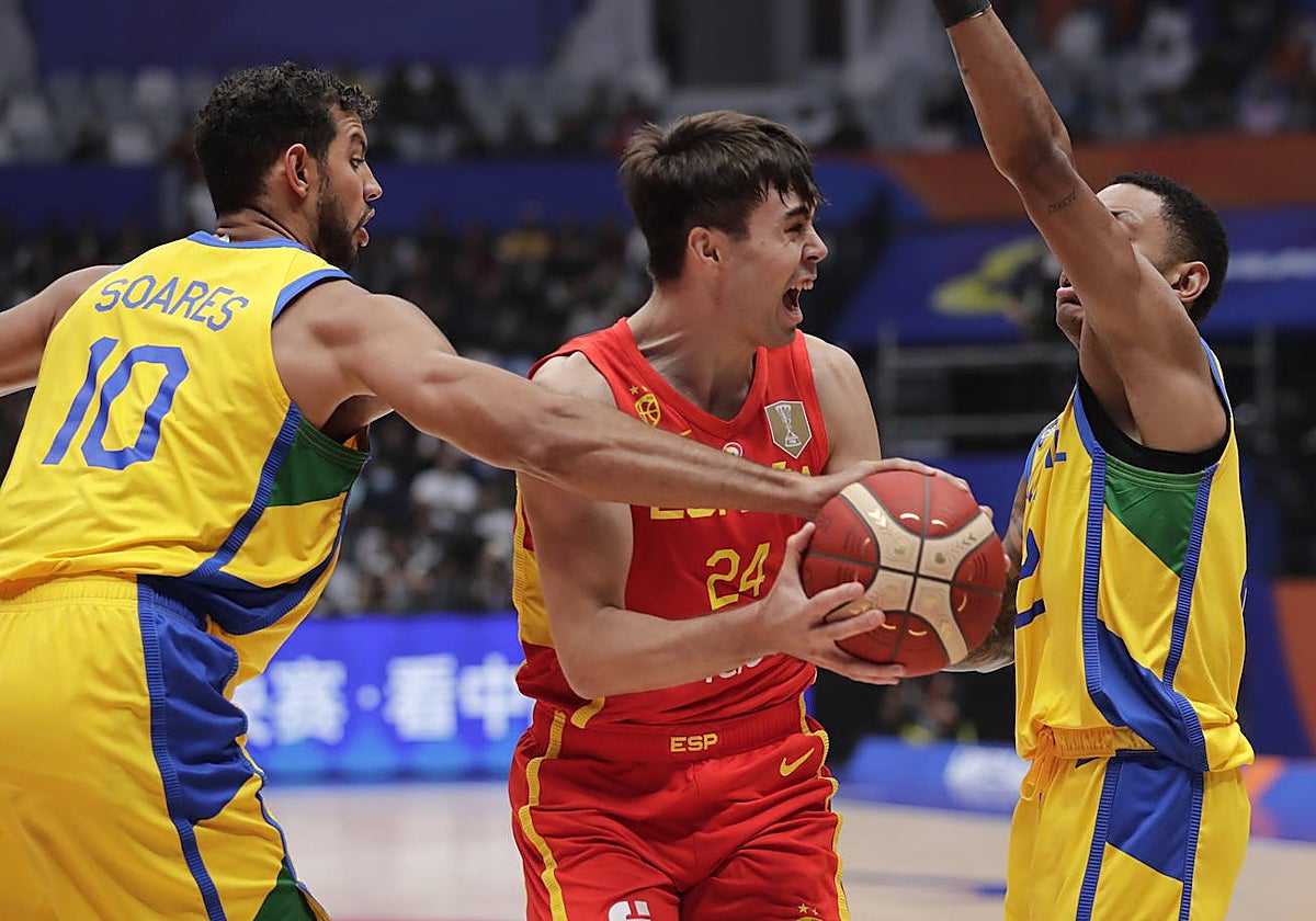 Núñez, defendido por dos jugadores brasileños