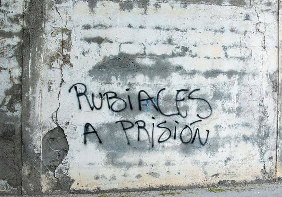 Pancarta contra Rubiales en las inmediaciones del Estadio Municipal Escribano Castilla de Motril (Granada)