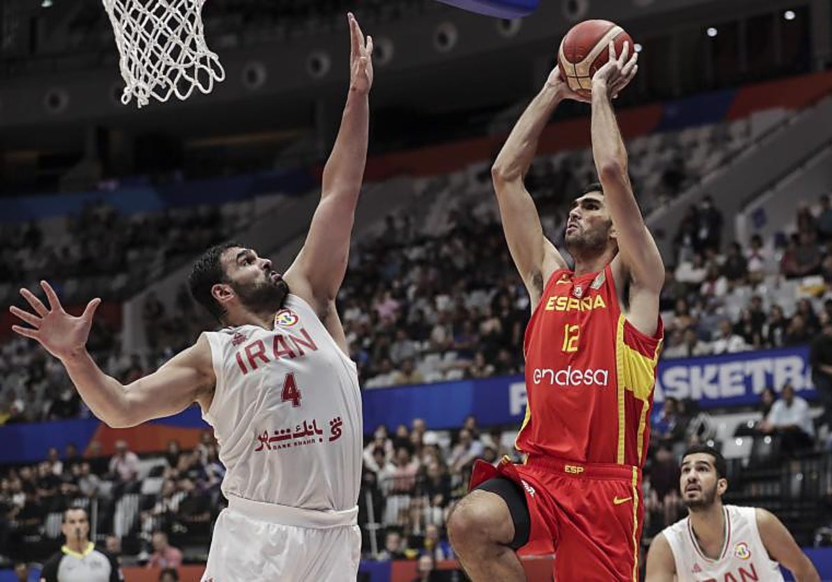 Santi Aldama anota ante la defensa de Meisam Mirzaei