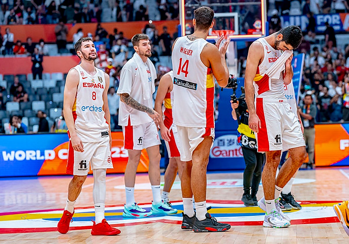 Los jugadores de la selección española, tras el partido