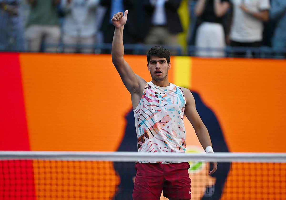 Carlos Alcaraz celebra el triunfo ante Evans