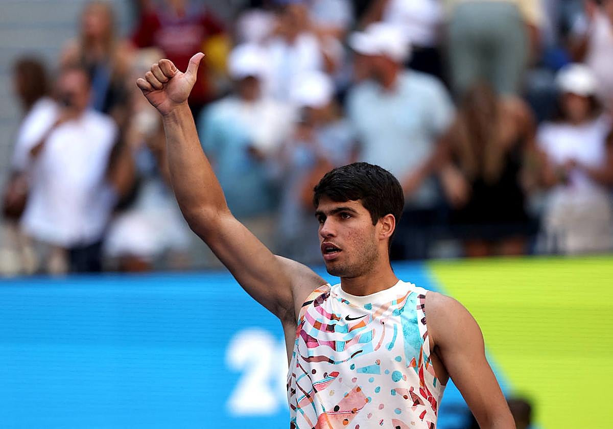 Carlos Alcaraz celebra que ganó el tercer set contra Daniel Evans