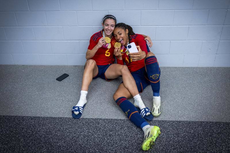 Las jugadoras de la selección Aitana Bonmatí y Salma Paralluelo