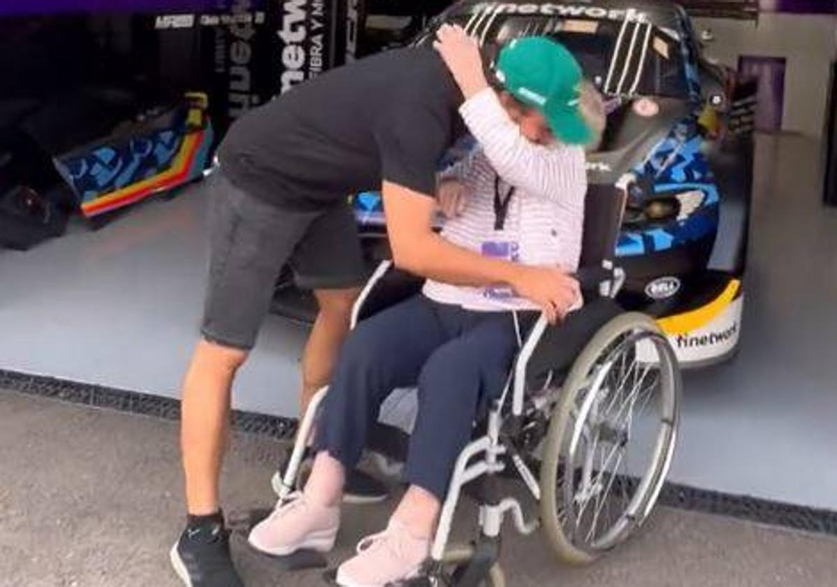 Fernando Alonso abraza a su fan 'La abuela Paqui'