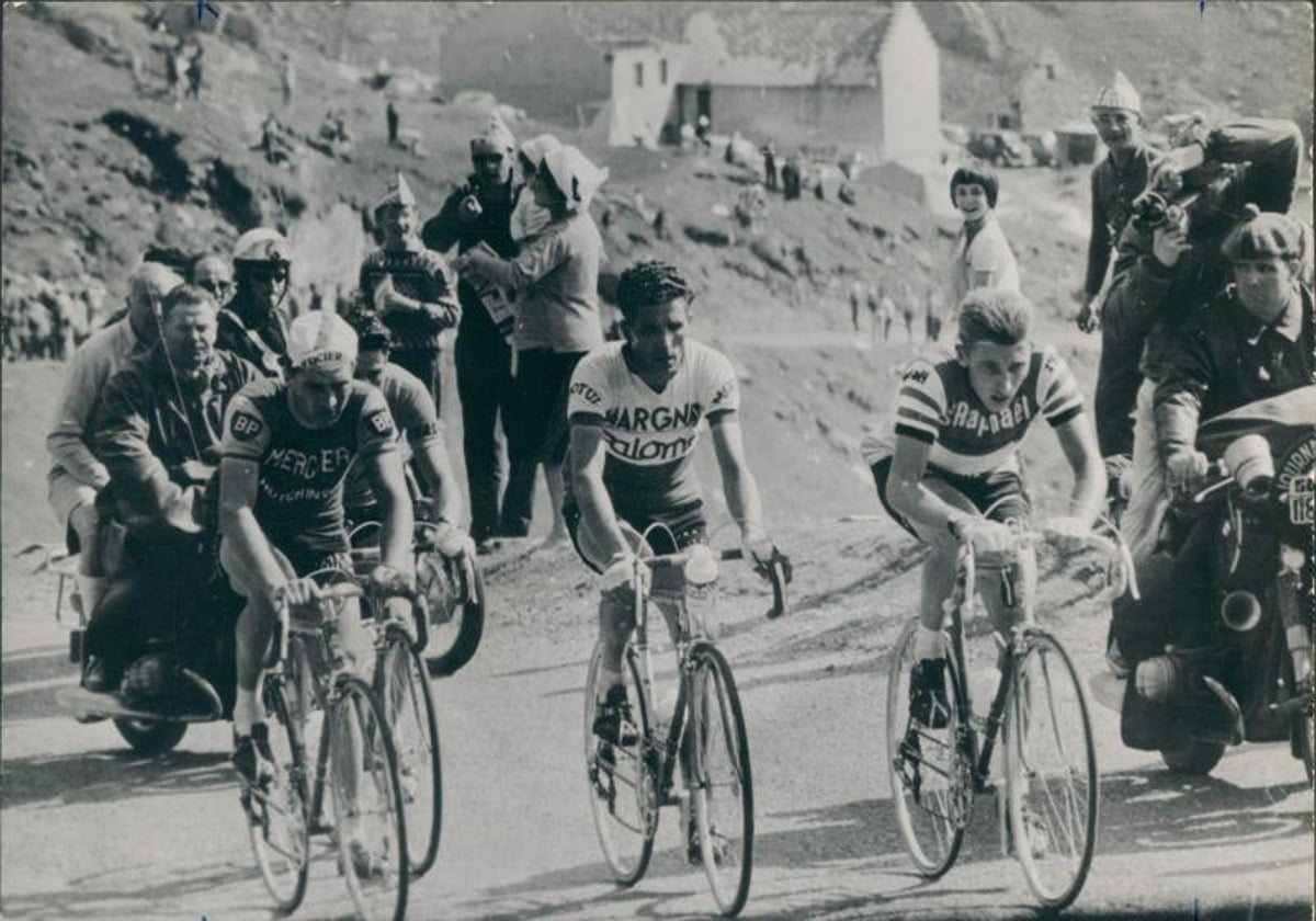 Bahamontes, entre Poulidor y Anquetil, en el Tourmalet