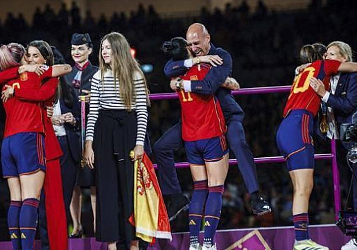 Momento en el que se produjo el beso de Luis Rubiales a Jenni Hermoso