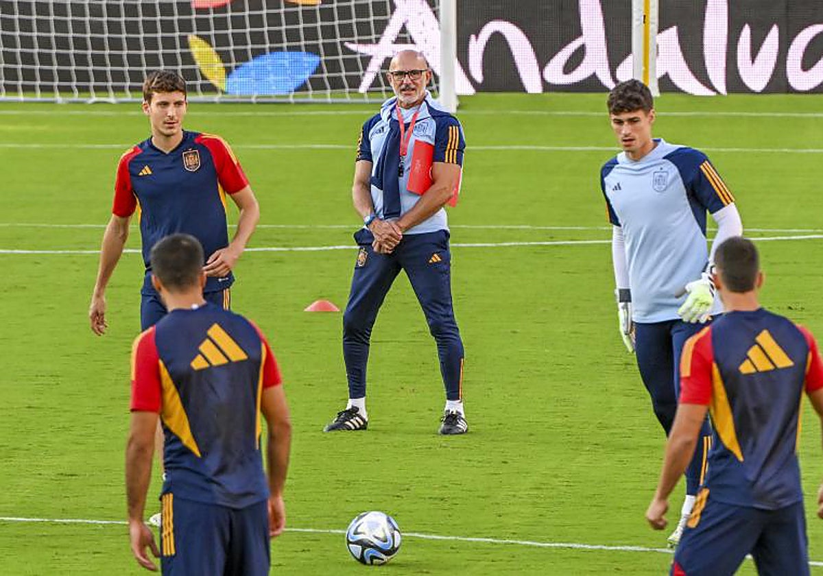 De la Fuente y varios jugadores, en el entrenamiento del lunes en el Nuevo Los Cármenes