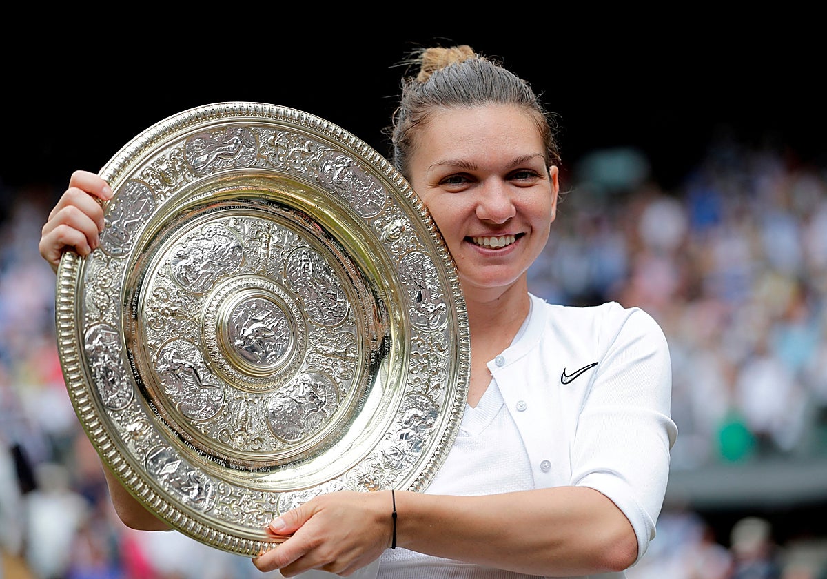 Halep posa con el título de campeona de Wimbledon de 2019