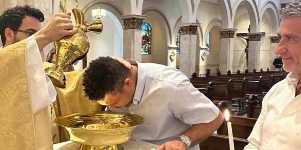 Ronaldo Nazario se bautiza a los 46 años